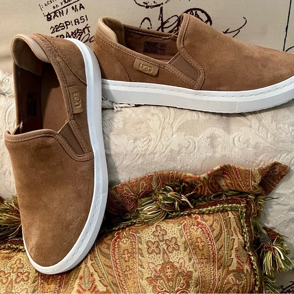 Ladies UGG Alameda Slip on 
Minimal wear
Tan Suede - Picture 3 of 8